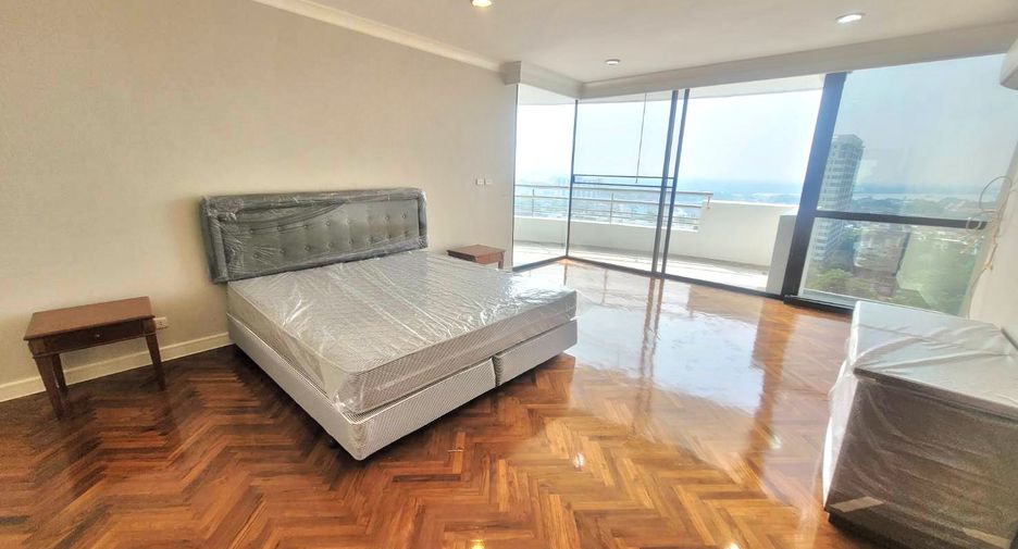 For rent 3 bedrooms condo in Yan Nawa, Bangkok
