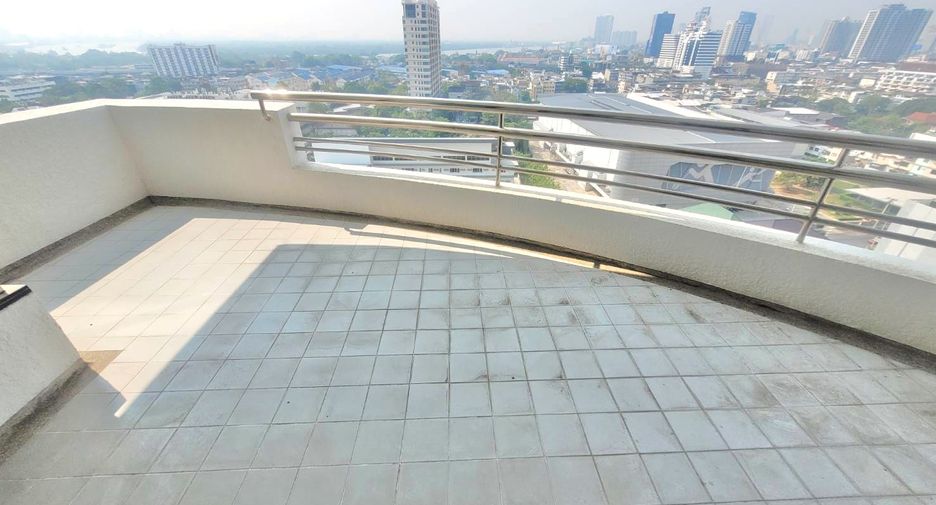 For rent 3 bedrooms condo in Yan Nawa, Bangkok