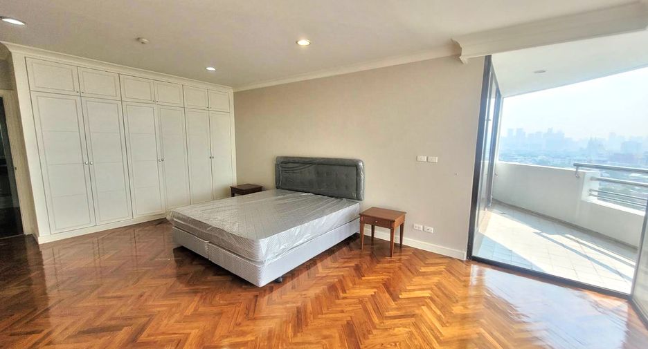 For rent 3 bedrooms condo in Yan Nawa, Bangkok
