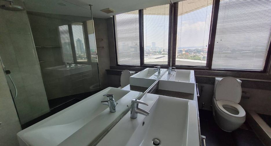 For rent 3 bedrooms condo in Yan Nawa, Bangkok