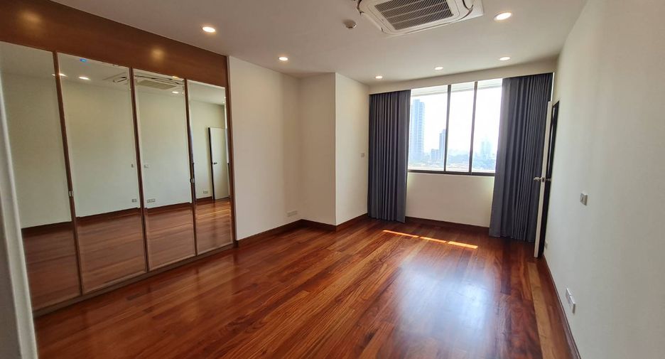 For rent 3 bedrooms condo in Yan Nawa, Bangkok