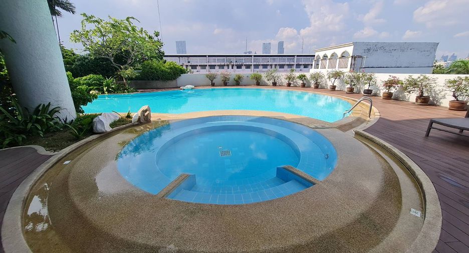 For rent 3 bedrooms condo in Yan Nawa, Bangkok