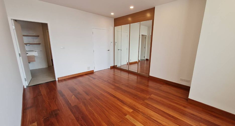 For rent 3 bedrooms condo in Yan Nawa, Bangkok