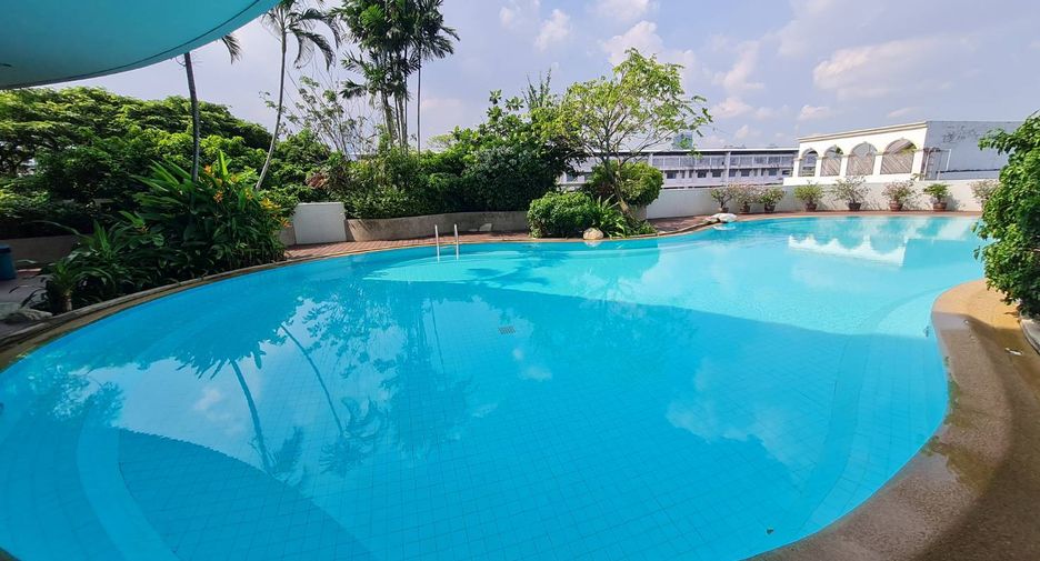 For rent 3 bedrooms condo in Yan Nawa, Bangkok