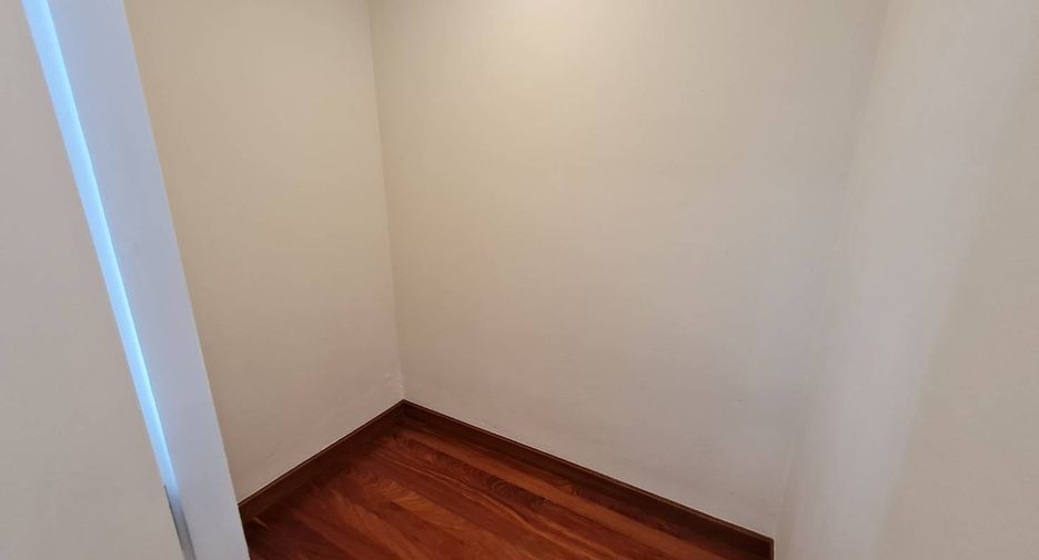 For rent 3 bedrooms condo in Yan Nawa, Bangkok