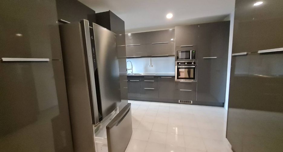 For rent 3 bedrooms condo in Yan Nawa, Bangkok