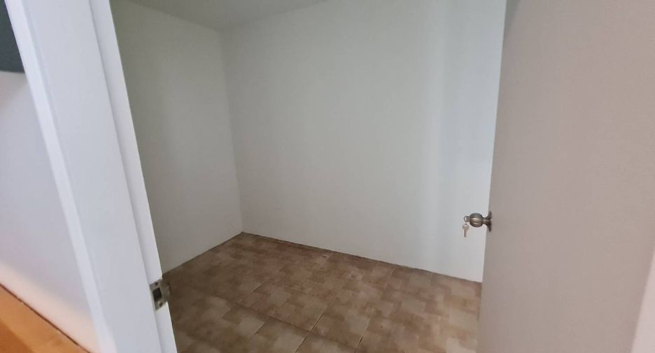 For rent 3 bedrooms condo in Yan Nawa, Bangkok