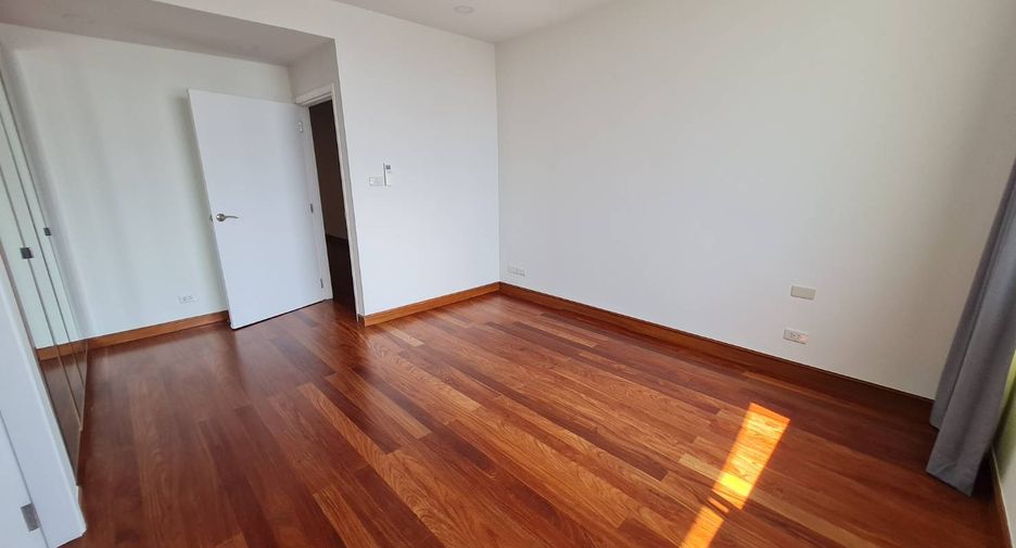 For rent 3 bedrooms condo in Yan Nawa, Bangkok