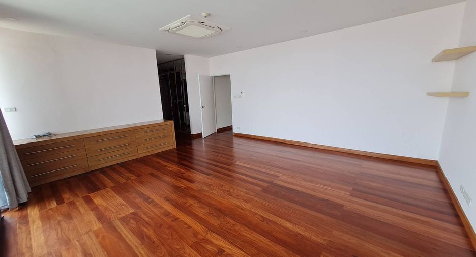 For rent 3 bedrooms condo in Yan Nawa, Bangkok