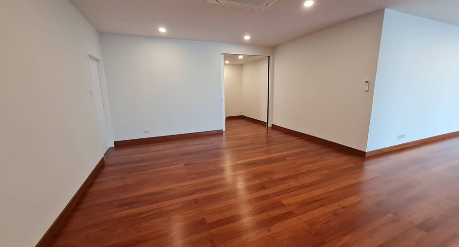 For rent 3 bedrooms condo in Yan Nawa, Bangkok