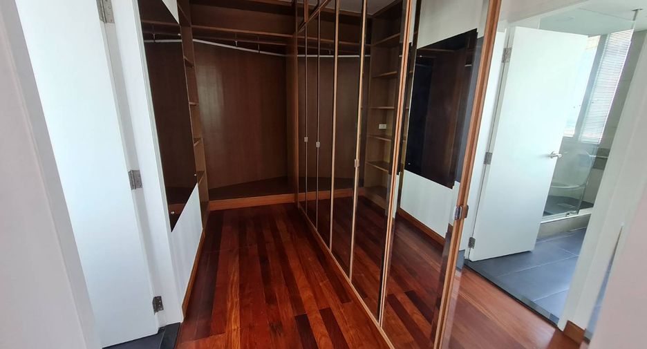 For rent 3 bedrooms condo in Yan Nawa, Bangkok