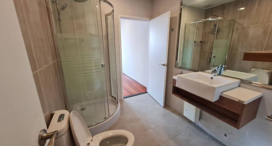 For rent 3 bedrooms condo in Yan Nawa, Bangkok