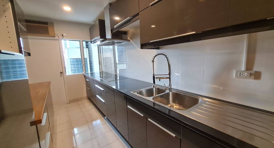 For rent 3 bedrooms condo in Yan Nawa, Bangkok