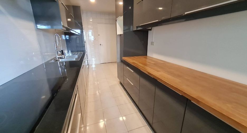 For rent 3 bedrooms condo in Yan Nawa, Bangkok