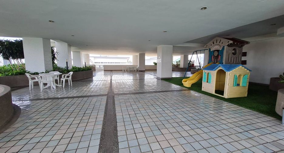 For rent 3 bedrooms condo in Yan Nawa, Bangkok