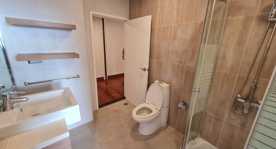 For rent 3 bedrooms condo in Yan Nawa, Bangkok