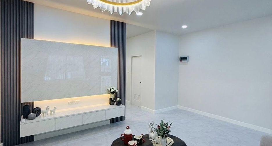 For sale 2 bedrooms townhouse in Bang Lamung, Chonburi