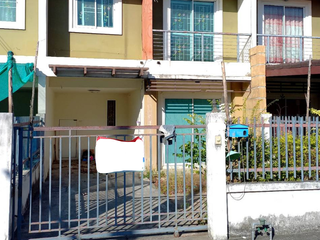 Casa adosada en venta de 3 habitaciones en Pluak Daeng, Rayong