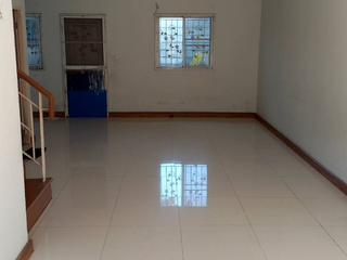 Casa adosada en venta de 3 habitaciones en Pluak Daeng, Rayong