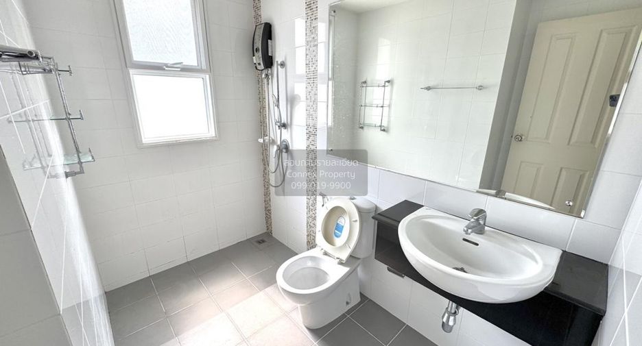 For sale 3 bedrooms townhouse in Bang Kapi, Bangkok
