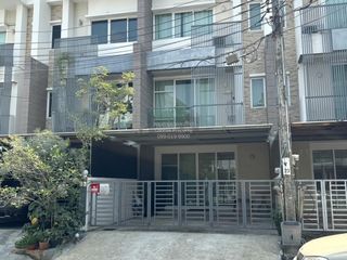 For sale 3 bedrooms townhouse in Bang Kapi, Bangkok