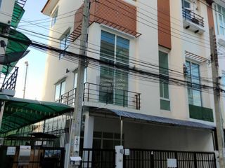 出售 3 卧室 联排别墅 在 Lat Phrao, 曼谷