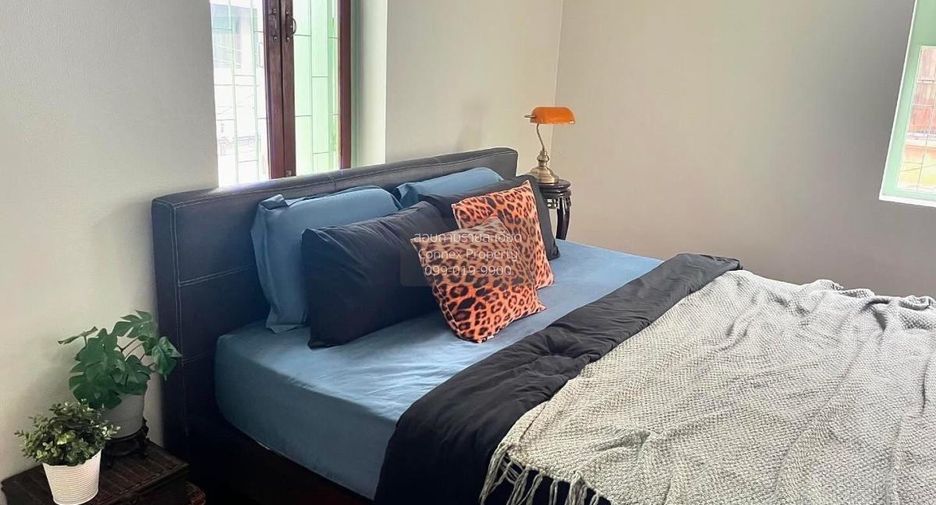 For rent 3 bedrooms townhouse in Bang Rak, Bangkok