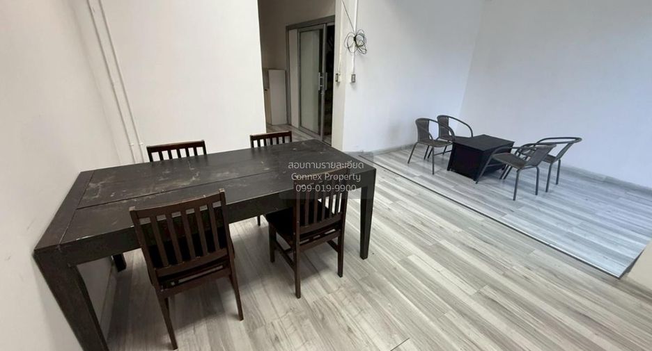 Casa adosada en alquiler de 7 habitaciones en Phra Khanong, Bangkok