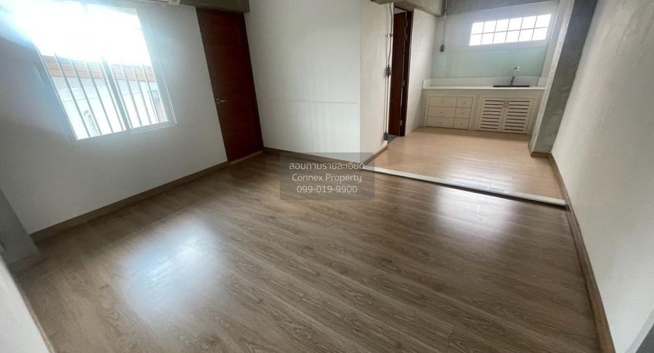For rent 10 bedrooms townhouse in Suan Luang, Bangkok