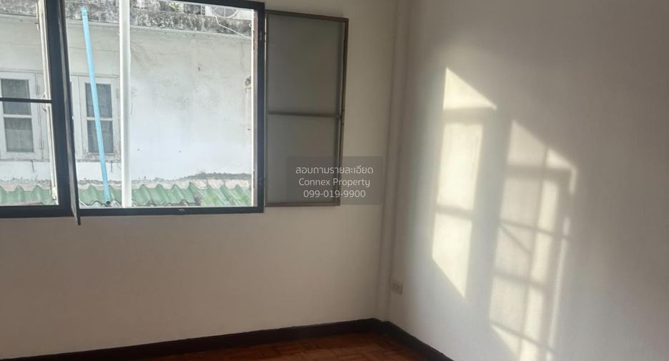 For sale 4 bedrooms townhouse in Sam Phran, Nakhon Pathom