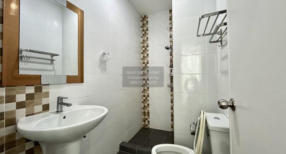 For sale 4 bedrooms townhouse in Ban Pho, Chachoengsao