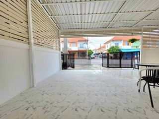 Casa adosada en venta de 3 habitaciones en Bang Bo, Samut Prakan