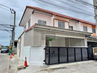 Casa adosada en venta de 3 habitaciones en Bang Bo, Samut Prakan