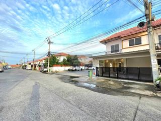 Casa adosada en venta de 3 habitaciones en Bang Bo, Samut Prakan
