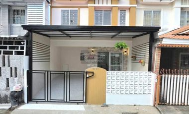 Casa adosada en venta de 3 habitaciones en Phra Samut Chedi, Samut Prakan