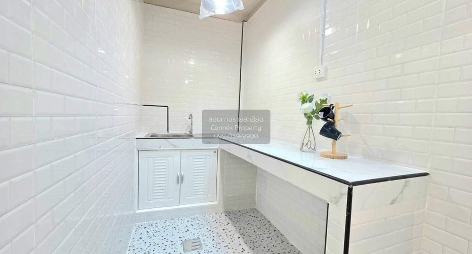 For sale 2 bedrooms townhouse in Mueang Samut Prakan, Samut Prakan