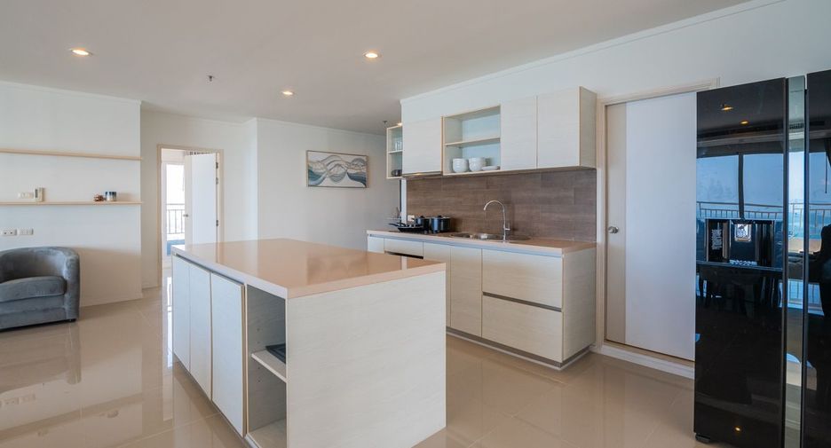 Condo en venta de 3 habitaciones 
