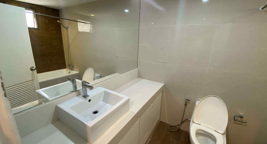 For rent 3 bedrooms condo in Watthana, Bangkok