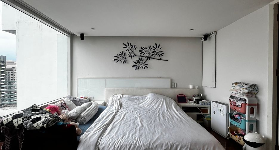 For sale 4 bedrooms condo in Watthana, Bangkok