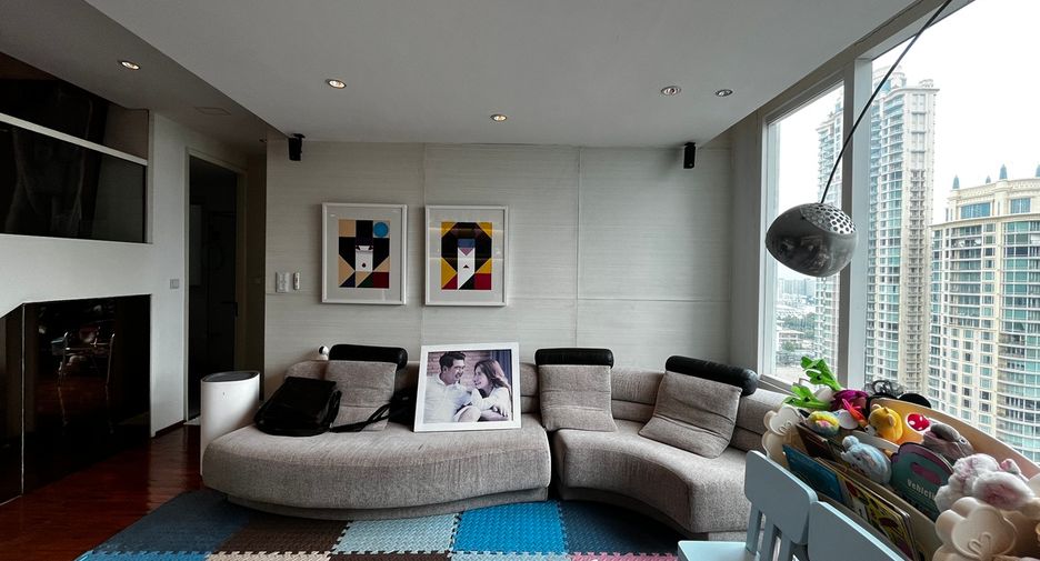 For sale 4 bedrooms condo in Watthana, Bangkok