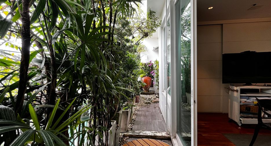 For sale 4 bedrooms condo in Watthana, Bangkok