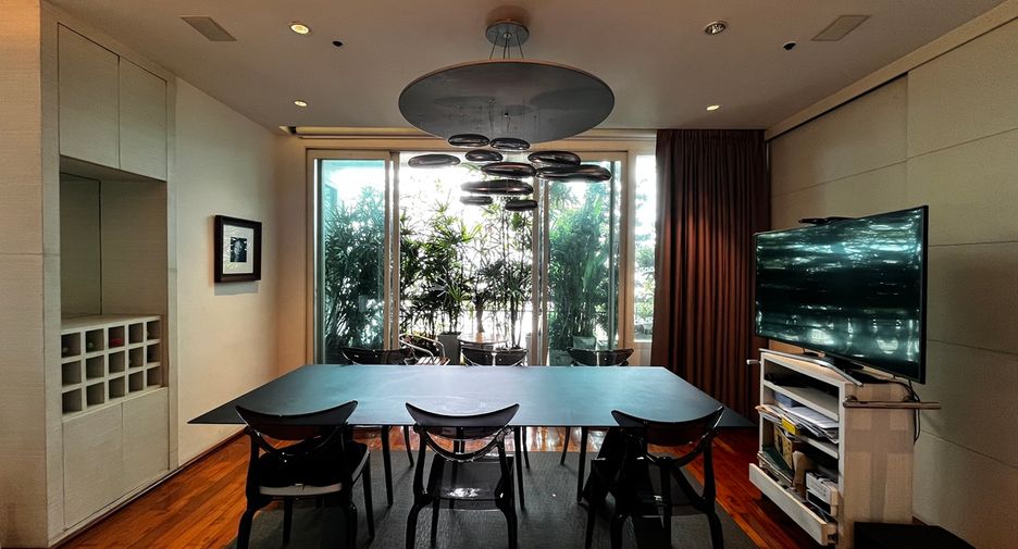 For sale 4 bedrooms condo in Watthana, Bangkok