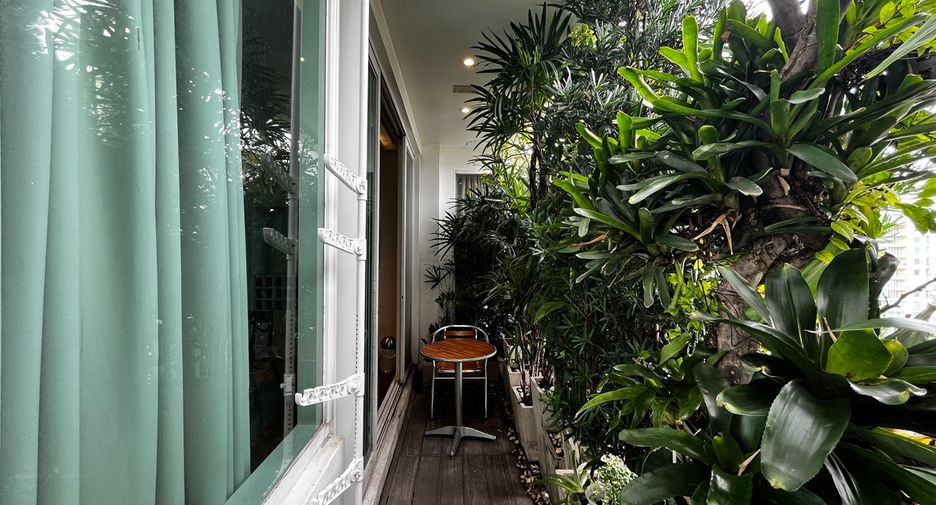 For sale 4 bedrooms condo in Watthana, Bangkok