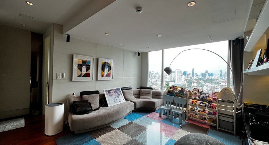 For sale 4 bedrooms condo in Watthana, Bangkok