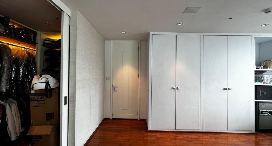 For sale 4 bedrooms condo in Watthana, Bangkok
