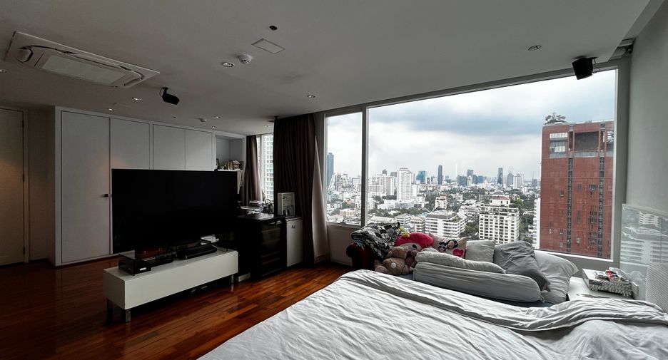 For sale 4 bedrooms condo in Watthana, Bangkok