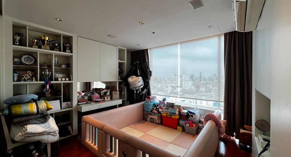 For sale 4 bedrooms condo in Watthana, Bangkok