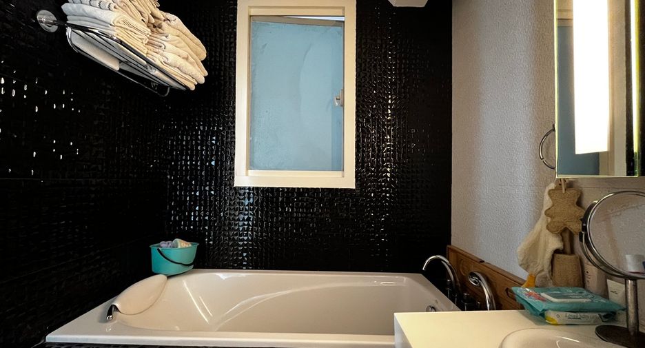 For sale 4 bedrooms condo in Watthana, Bangkok