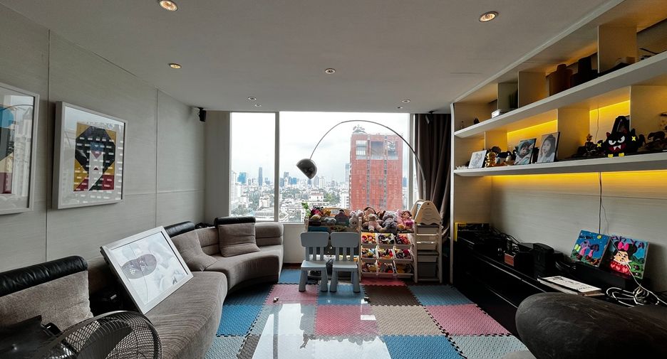 For sale 4 bedrooms condo in Watthana, Bangkok