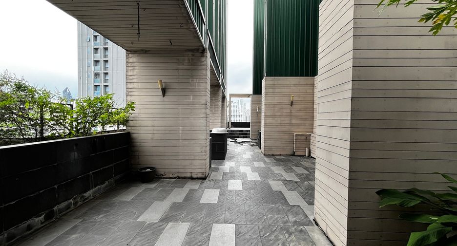 For sale 4 bedrooms condo in Watthana, Bangkok